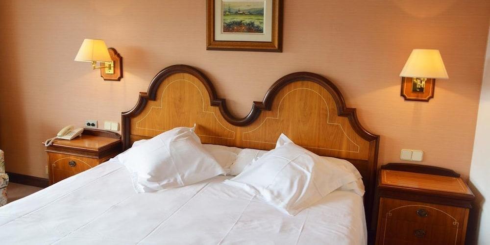 Hotel Riu Fluvia Olot Ngoại thất bức ảnh