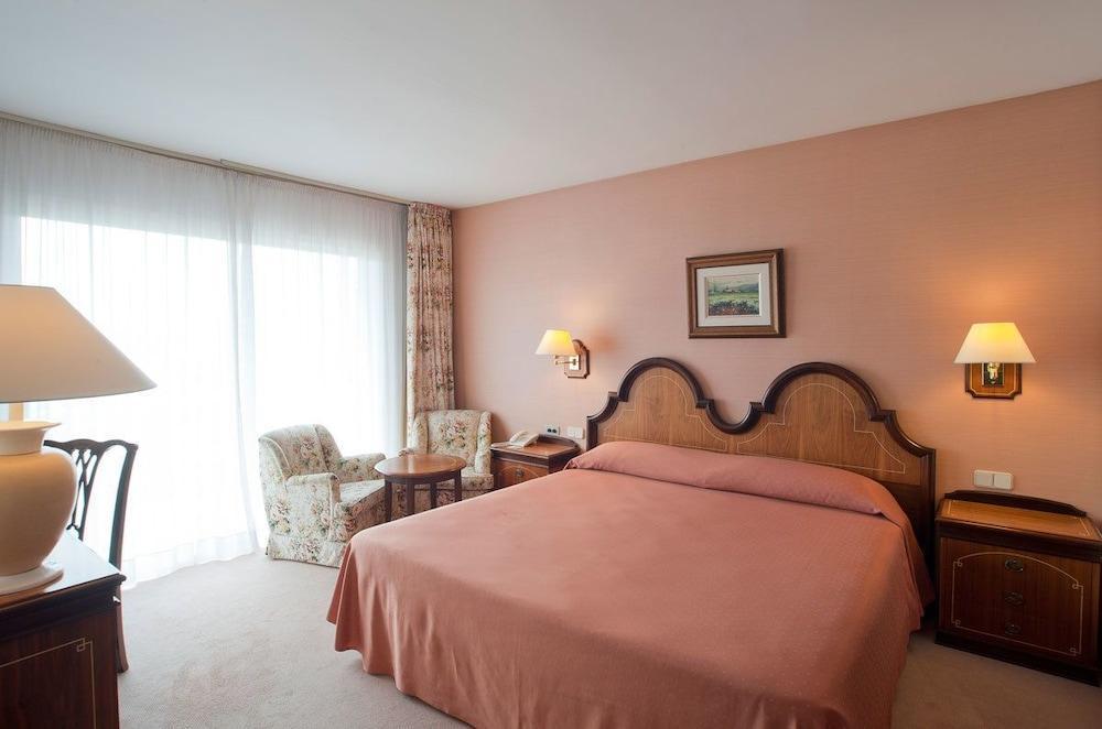 Hotel Riu Fluvia Olot Ngoại thất bức ảnh