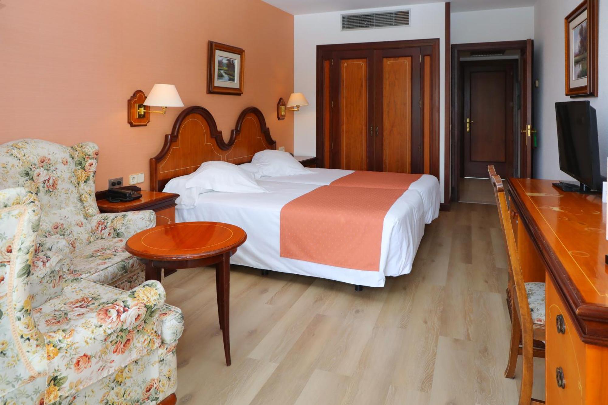 Hotel Riu Fluvia Olot Ngoại thất bức ảnh