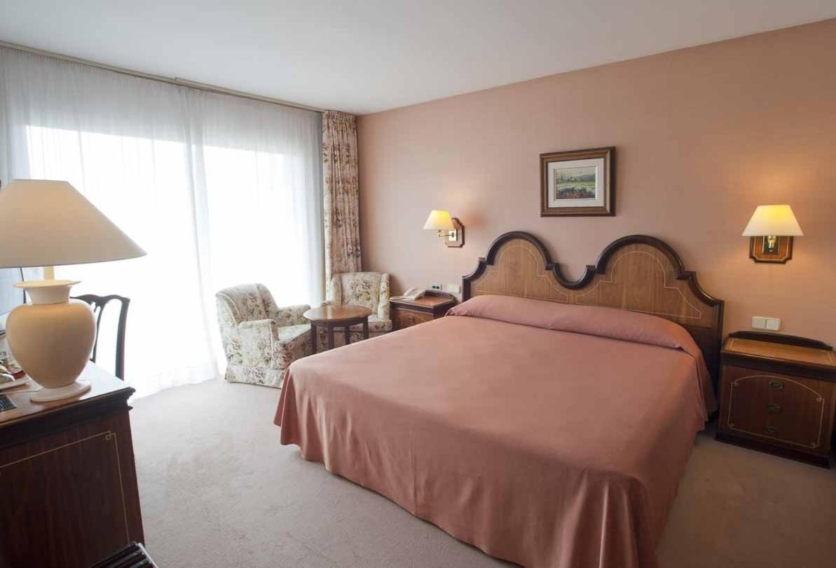 Hotel Riu Fluvia Olot Ngoại thất bức ảnh