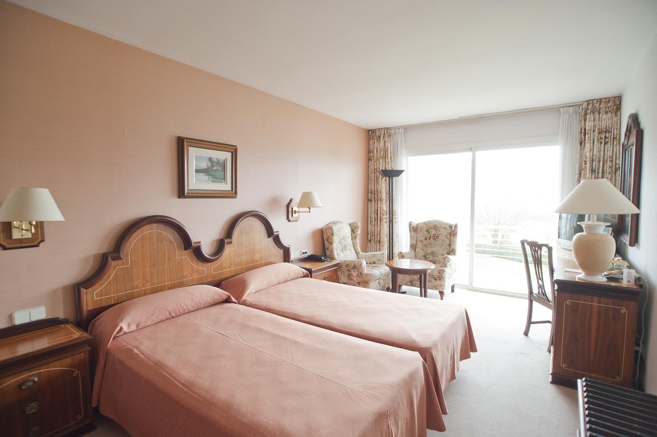 Hotel Riu Fluvia Olot Ngoại thất bức ảnh